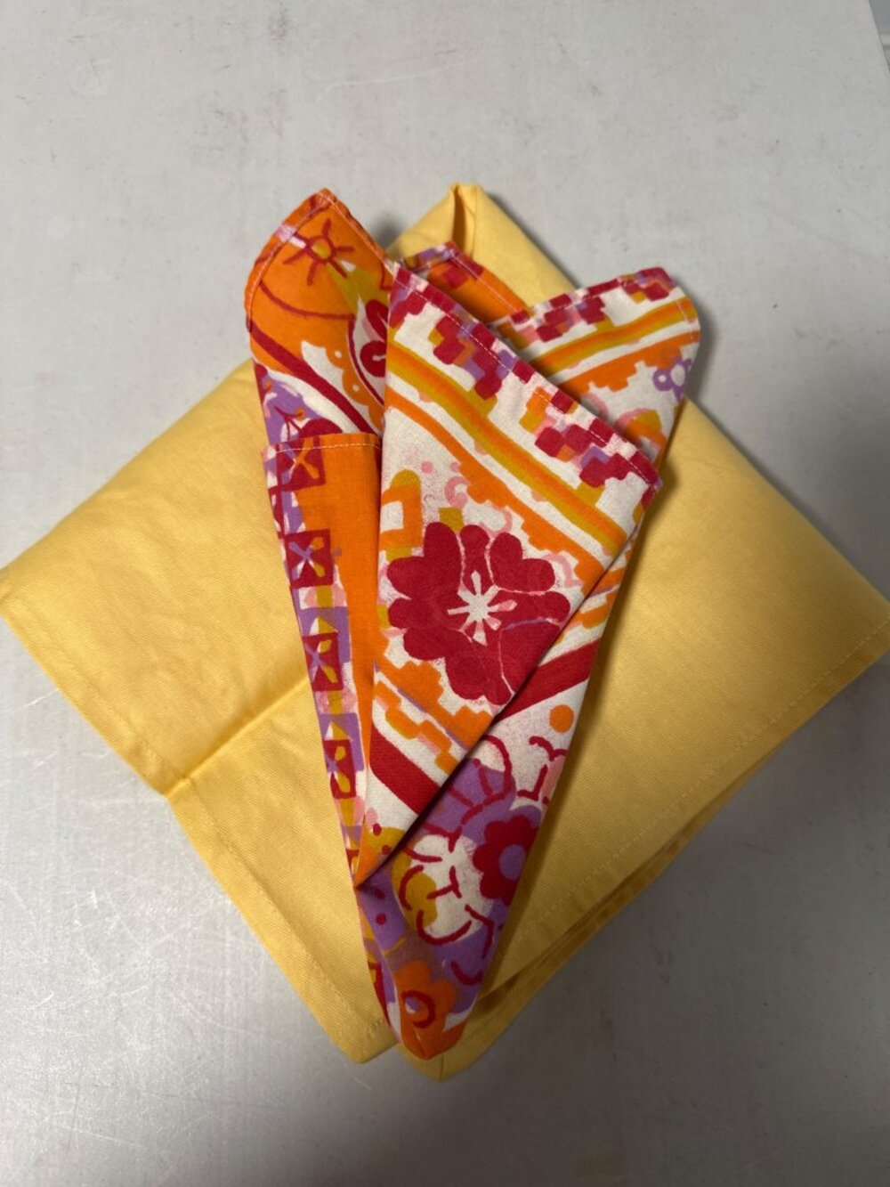 Juego de servilletas de tela decorativas , base color crema y un estampado